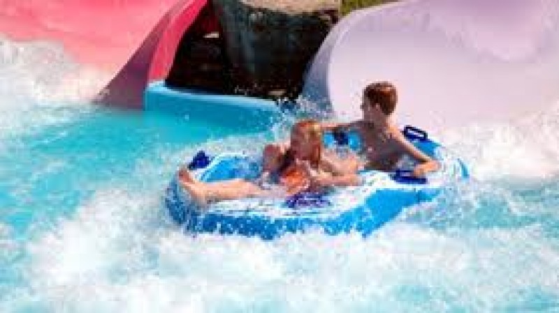 Des glissades d’eau dans les resorts!
