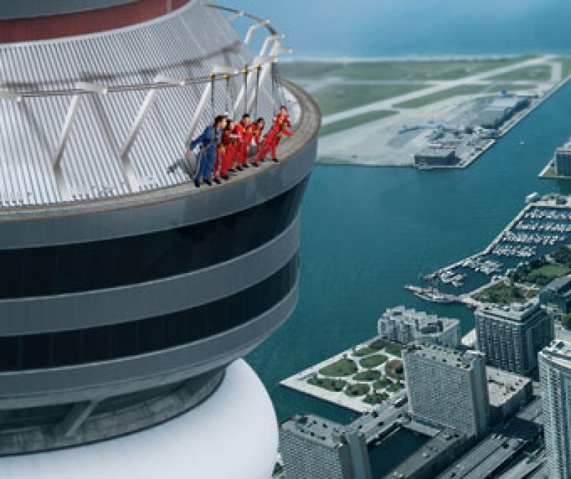 Les deux pieds dans le vide du haut de la tour du CN