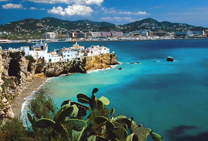 Ibiza pour se reposer? Ou pour faire la fête…