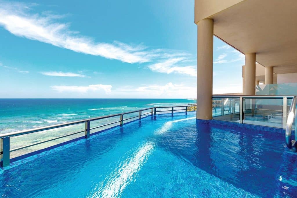 4 magnifiques suites avec accès direct à la piscine