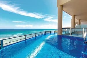 4 magnifiques suites avec accès direct à la piscine
