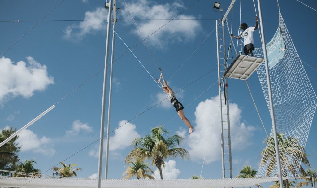 Trapèze volant au Club Med Turkoise, sous un ciel bleu
